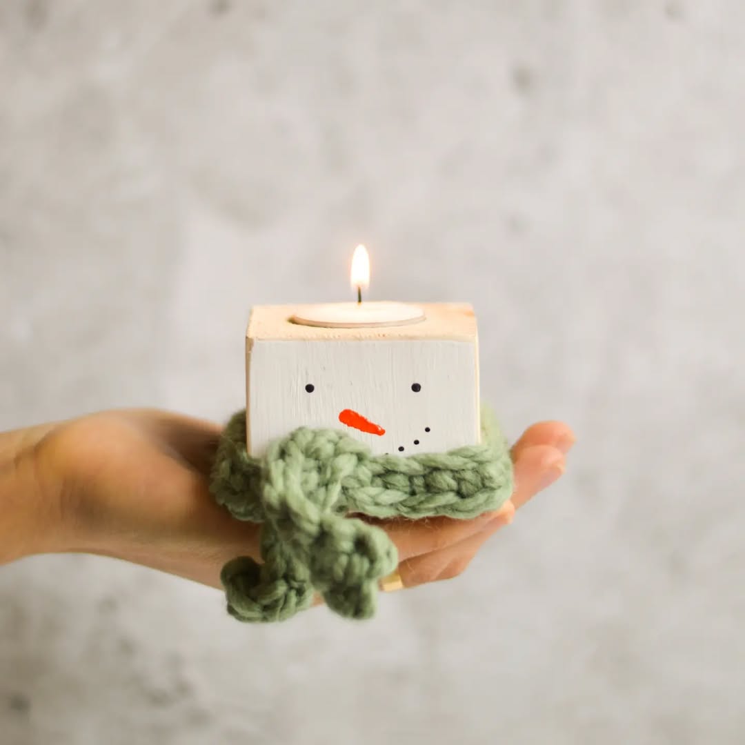 img-Ձնեմարդ մոմակալ մոմով