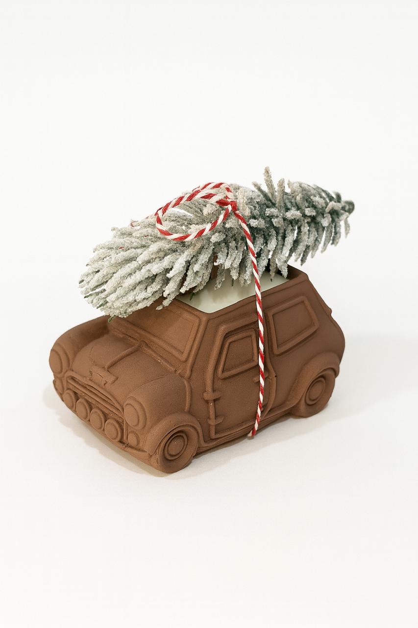 Մոմ «Մեքենան եղևնիով» - Դարչնագույն