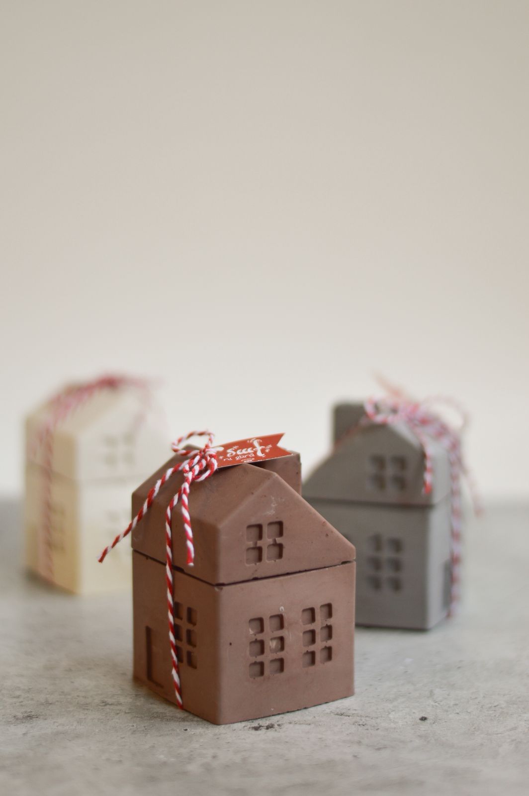 Candle - House dark pink